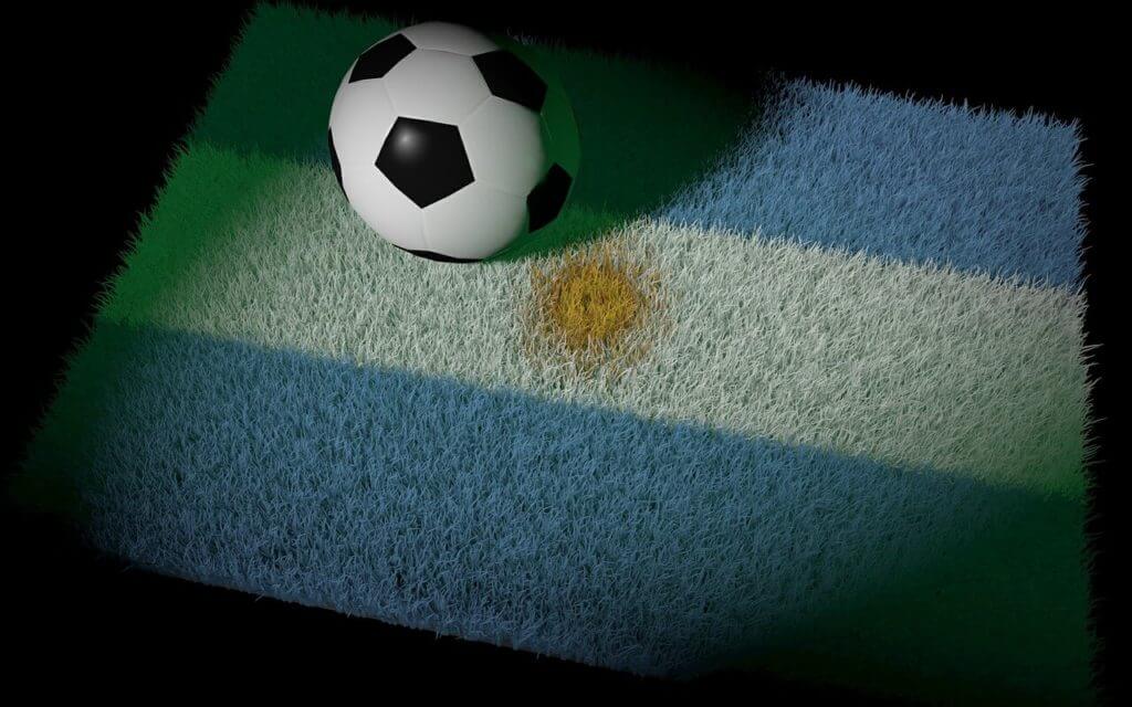 Bandera de Argentina con una pelota de fútbol encima.